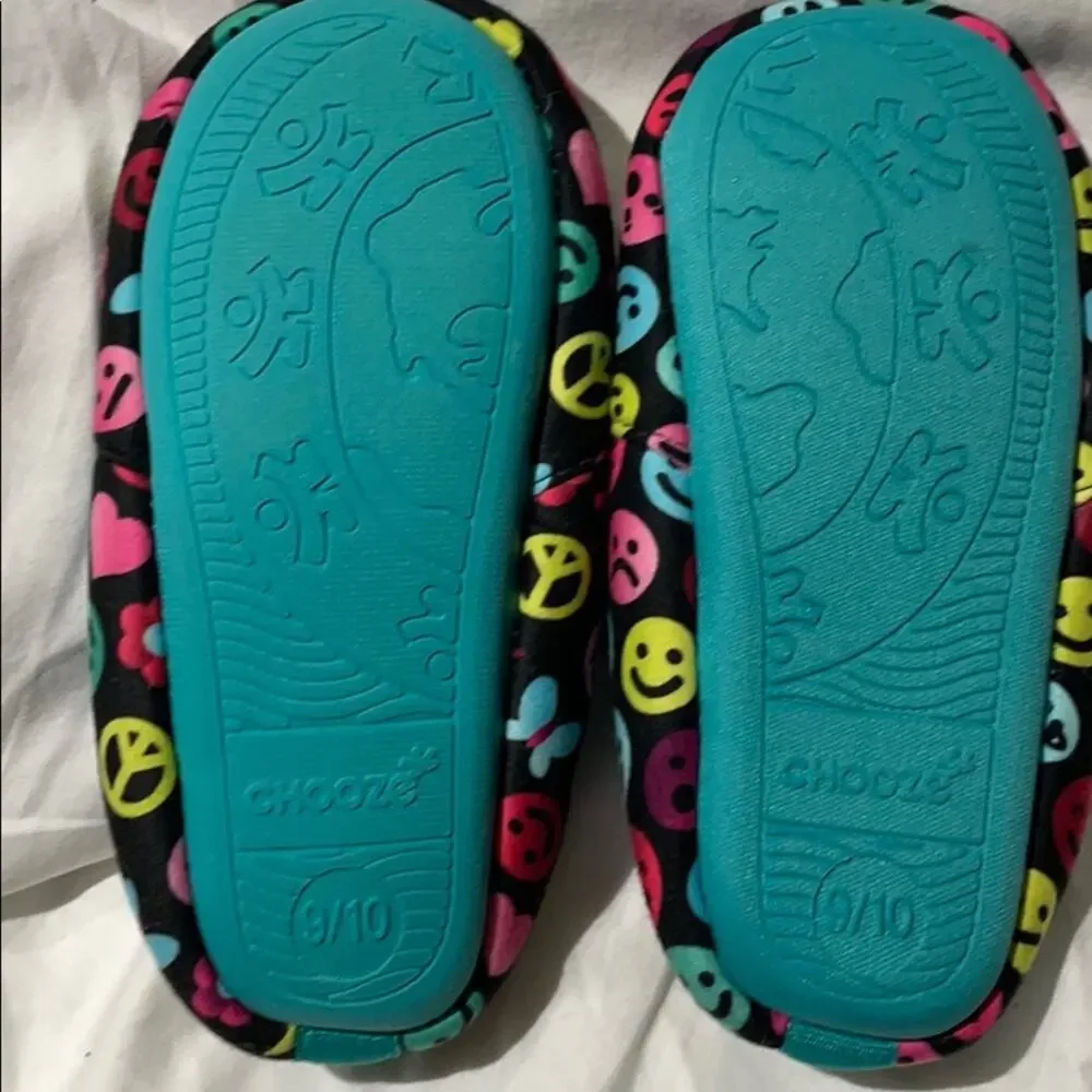 Chooze 9-10 slippers nwot black mismatched match
